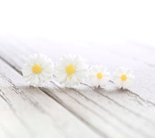 Load image into Gallery viewer, White Daisy Earrings